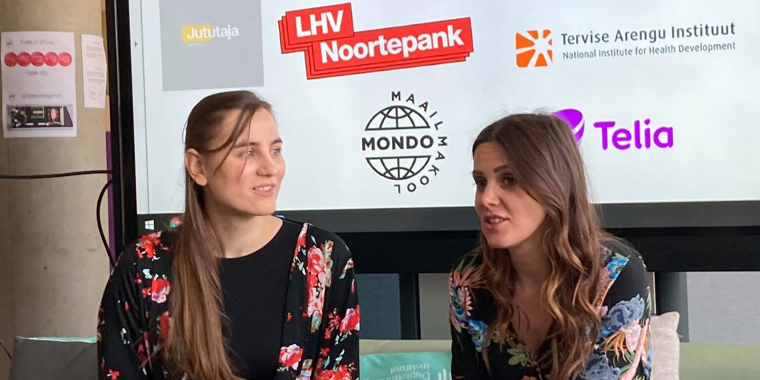 Proovikivi avaüritus 2. oktoobril 5 Maarja ja Liisa-Indra, taustal väljakutsete esitajate logod