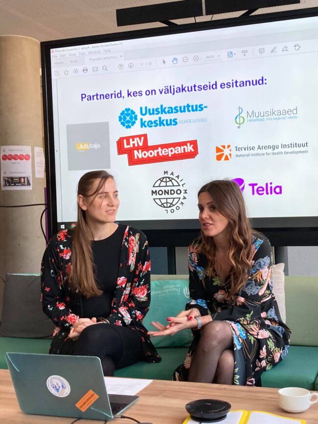 Proovikivi avaüritus 2. oktoobril 5 Maarja ja Liisa-Indra, taustal väljakutsete esitajate logod