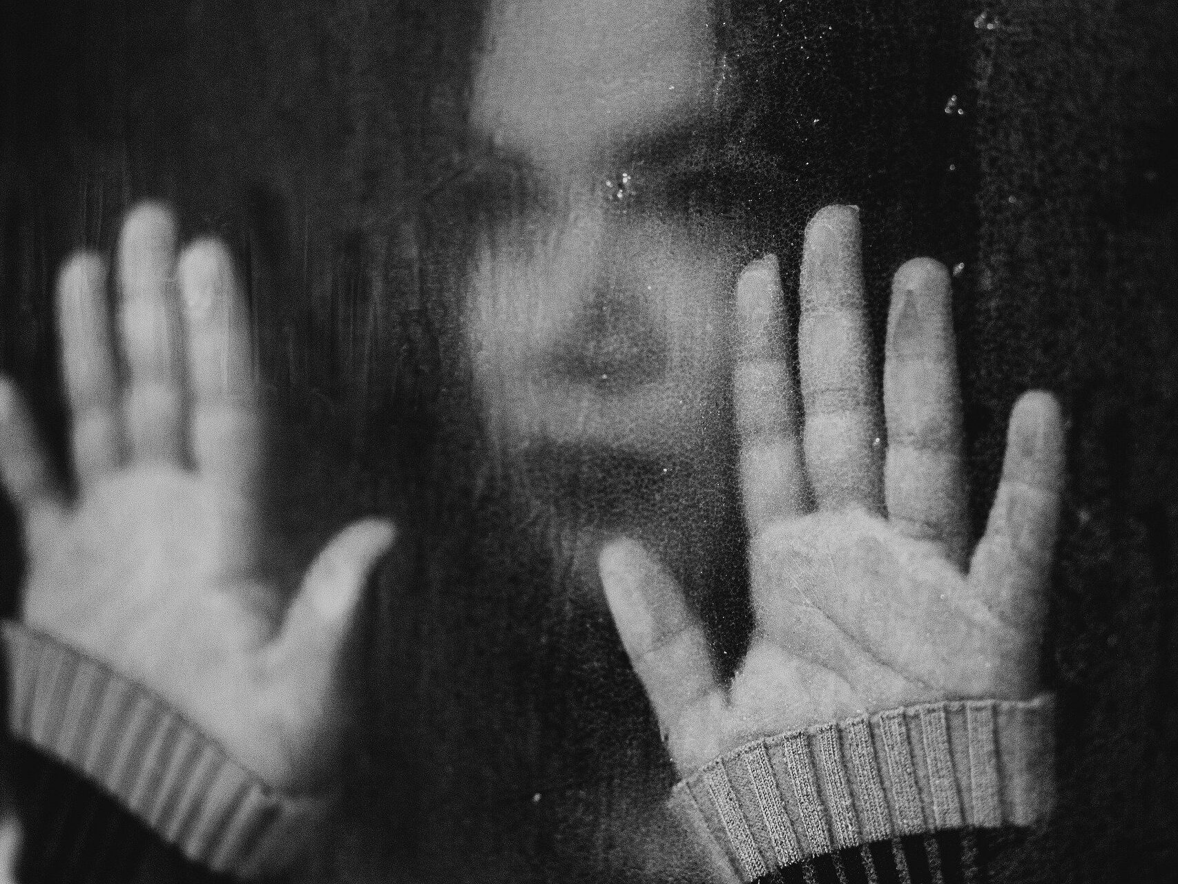 noor naine mõtlik, käed, vaatab kaugusesse, sünge