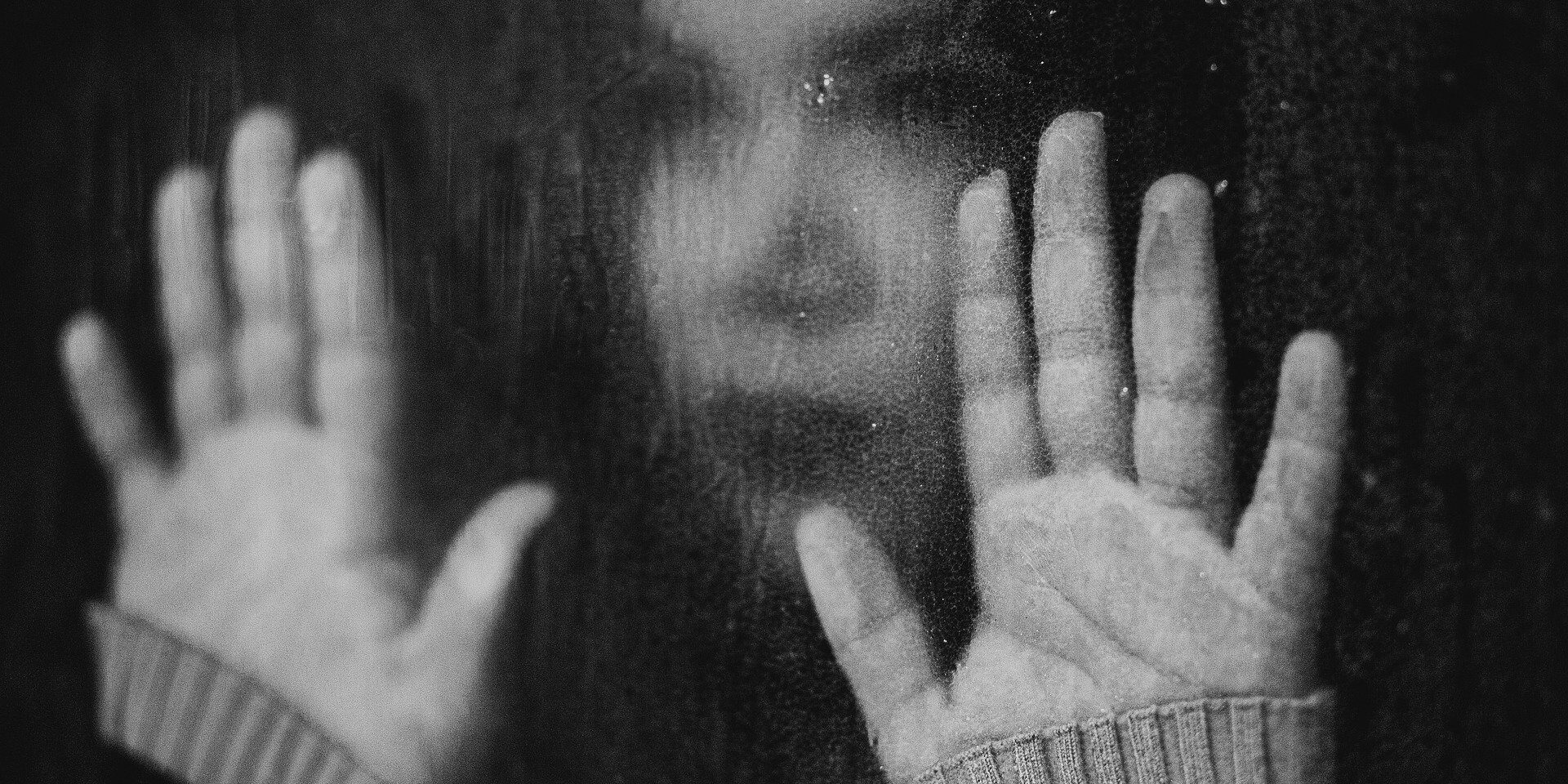 noor naine mõtlik, käed, vaatab kaugusesse, sünge