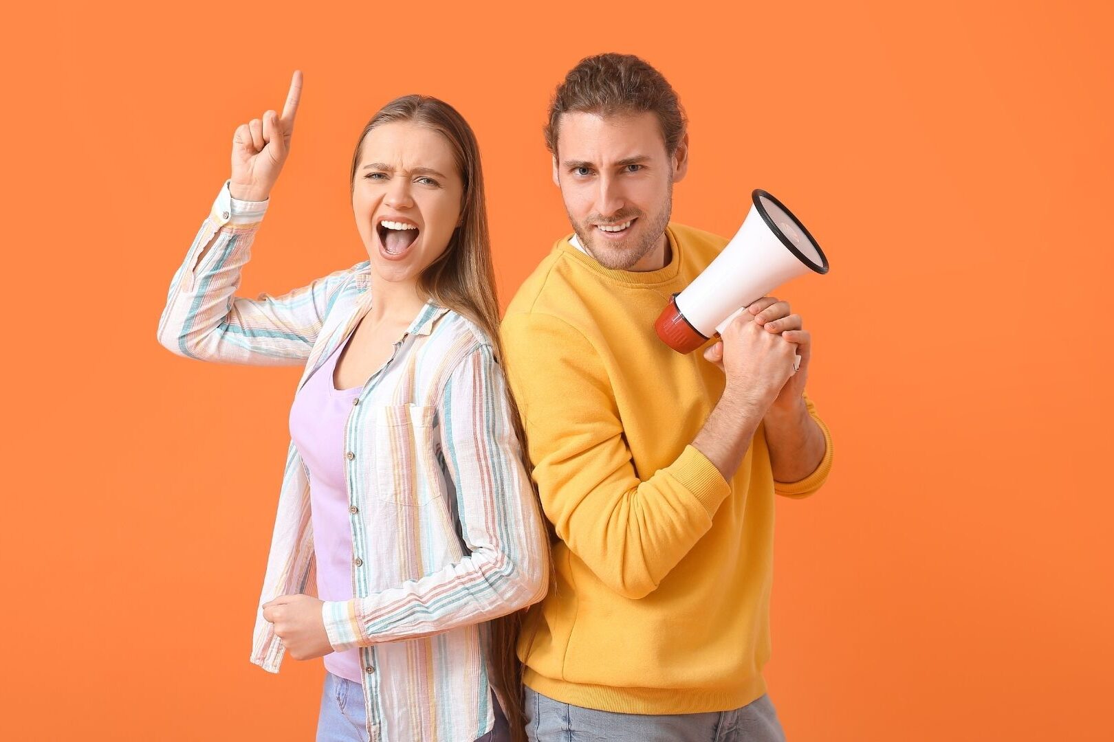 kaks noort, ühel käes ruupor, üks näitab käega ülespoole