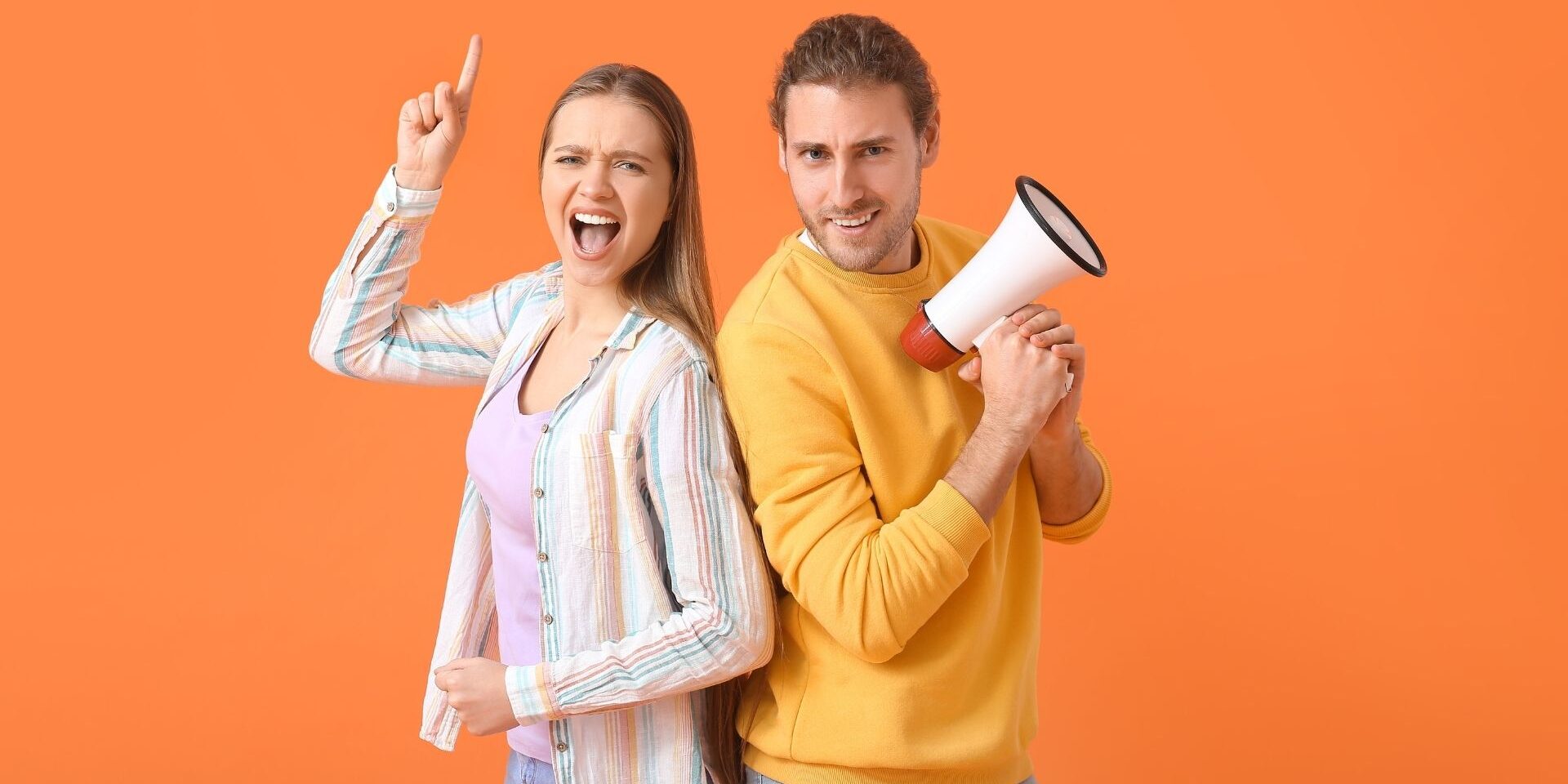 kaks noort, ühel käes ruupor, üks näitab käega ülespoole