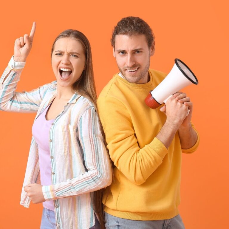 kaks noort, ühel käes ruupor, üks näitab käega ülespoole