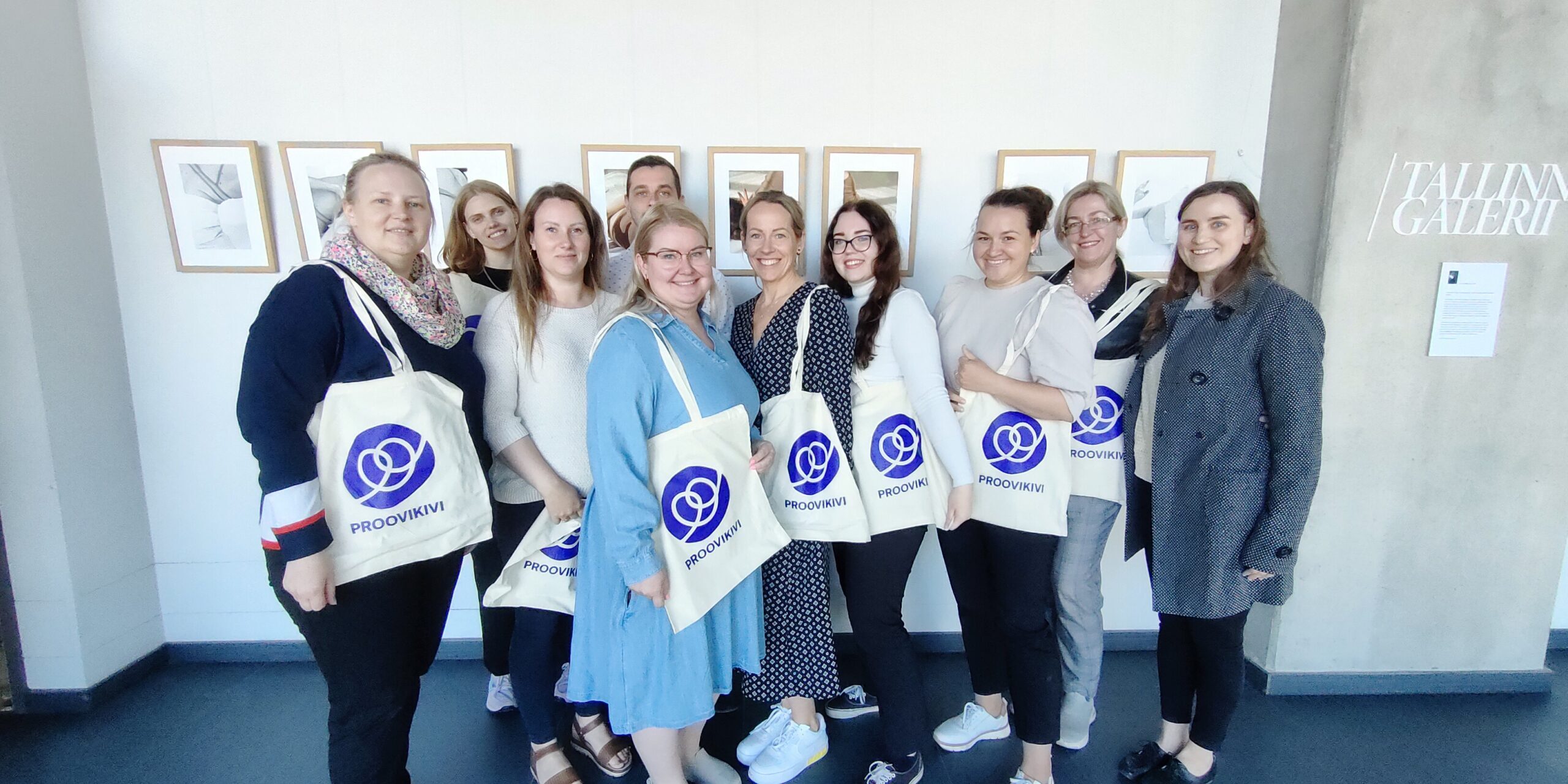 IMG20230607115852 pildil on tudengid, kes seisavad, poseerivad Proovikivi riidest kottidega pärast ELU kursuse lõpuesitlust