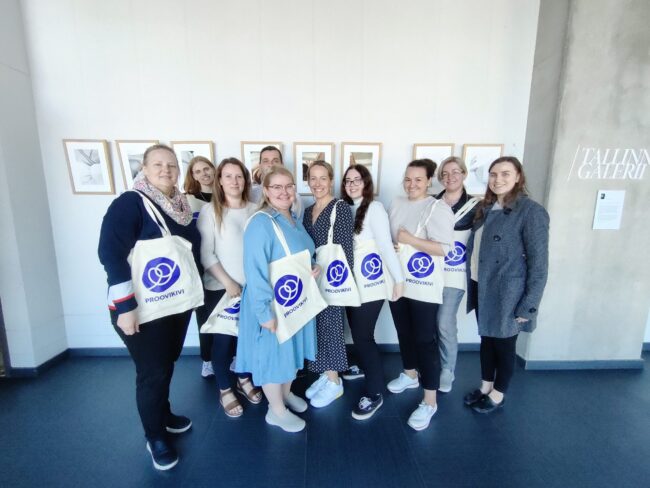 pildil on tudengid, kes seisavad, poseerivad Proovikivi riidest kottidega pärast ELU kursuse lõpuesitlust